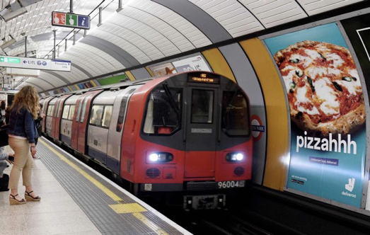 A train pulling into a station

Description automatically generated